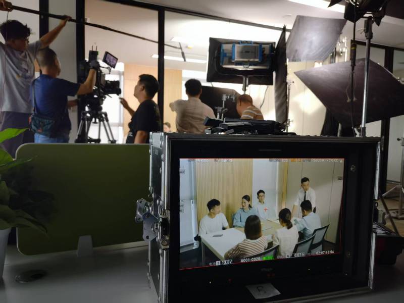 临翔区TVC拍摄公司：科技产品视觉化大师，诠释未来感与功能美学